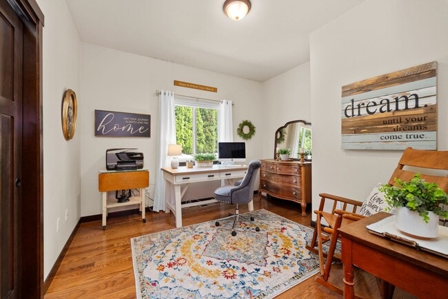 Building Photo - 3 Bedroom, 1.75 Bathroom Home in The Village at Lake Chelan