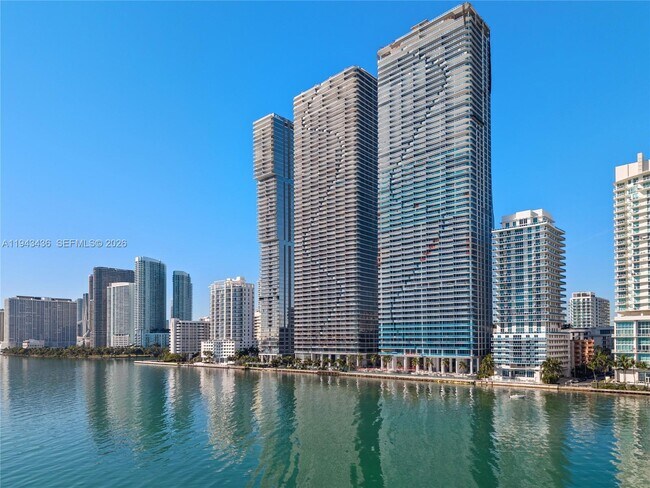 Building Photo - 700 NE 24th St