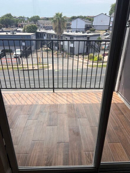 Building Photo - 1840 Burton Dr