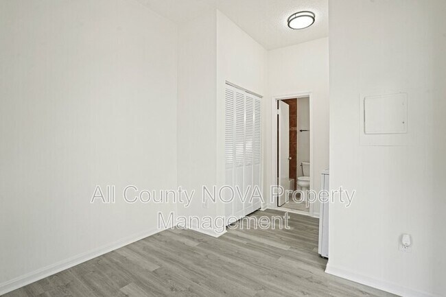 Building Photo - 1611 Carriage House Terrace