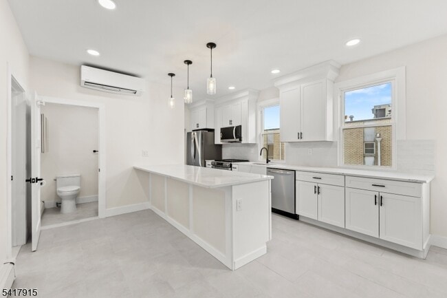 Building Photo - 633 Lafayette Ave