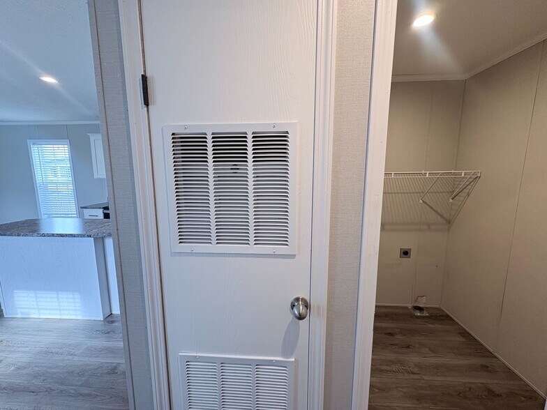 Building Photo - 10610 State Rte 762