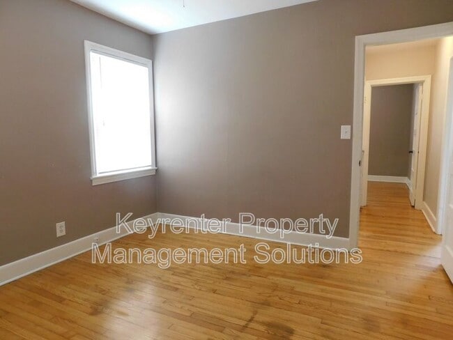 Building Photo - 325 James Ave