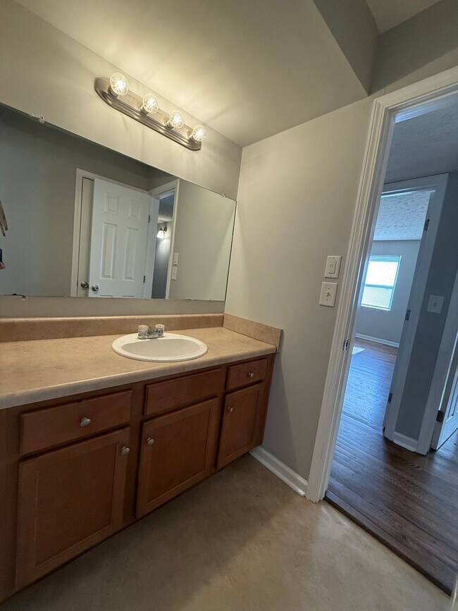 Building Photo - Completely Renovated 2 Bedroom / 2 Bathroom Apartment!