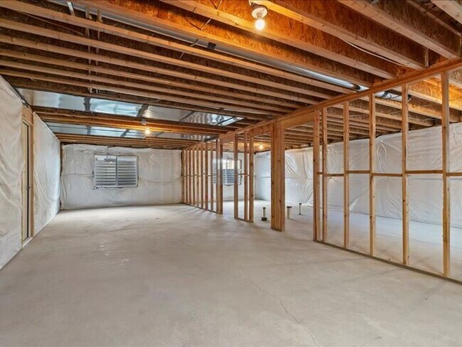 Building Photo - West Joran 3 bed 2 bath family home