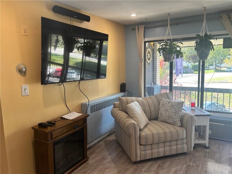 Building Photo - 400 Narragansett Pkwy