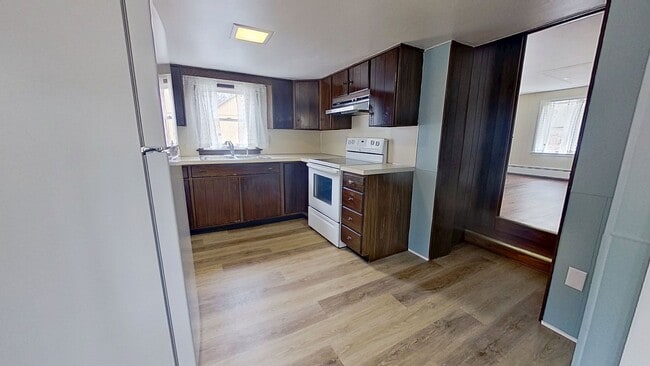 Building Photo - Bright & Cozy Second-Floor Apartment