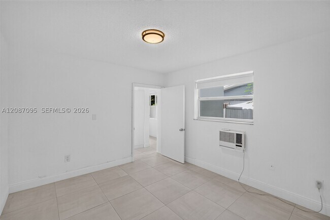 Building Photo - 1055 SW 12th St
