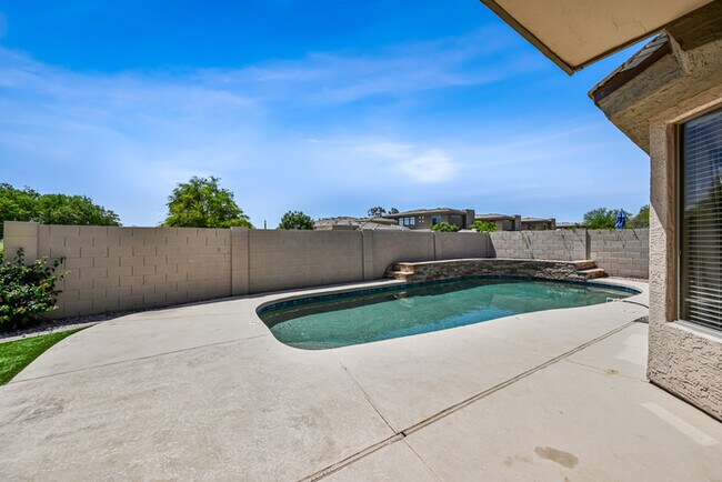 Building Photo - 6937 E Paradise Ln