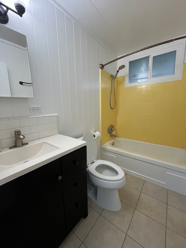 Building Photo - 371 Kalua Rd