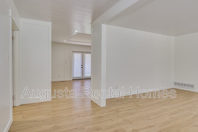 Building Photo - 3137 Edinburgh Dr