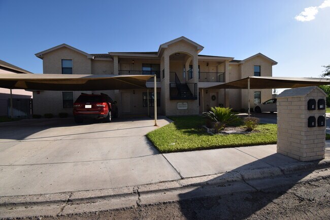 Building Photo - 1402 W Carmen Ave