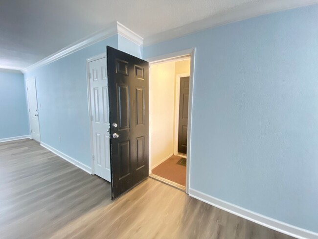 Building Photo - Spacious 3 bedroom, 2 bathroom Condo Locat...