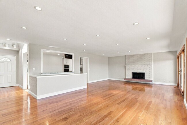 Building Photo - Million Dollar Views! Available Now!
