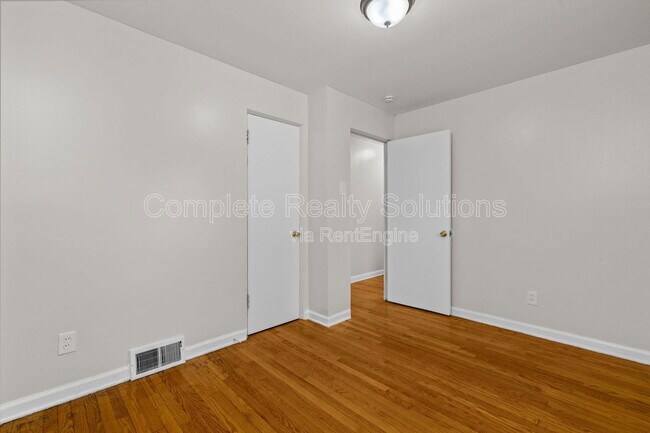 Building Photo - 375 Adrian Dr