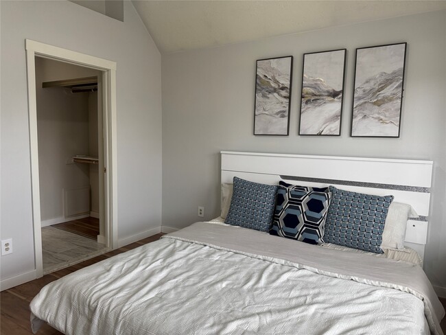 Building Photo - 15806 Oak Mountain Dr