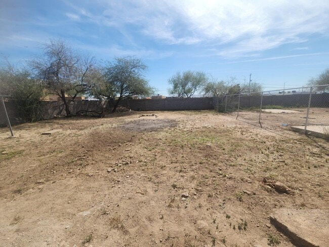 Building Photo - Great location with large yard