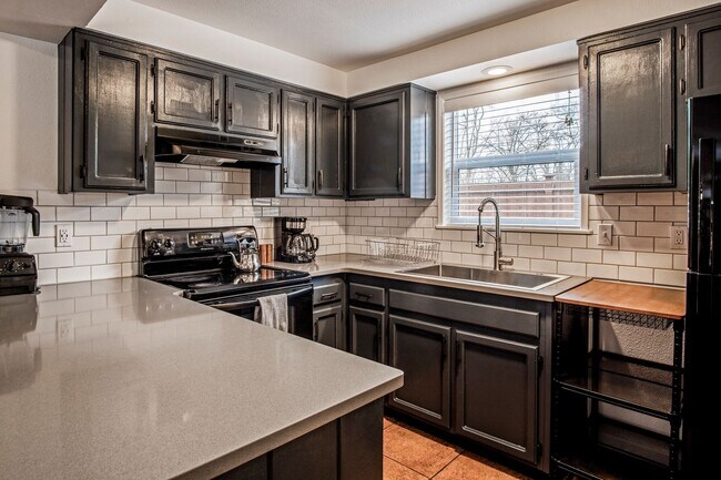 Building Photo - Fully Remodeled 3BR/1BA in the Heart of Bend