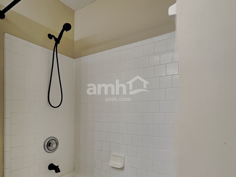 Building Photo - 16 Mallorys Way