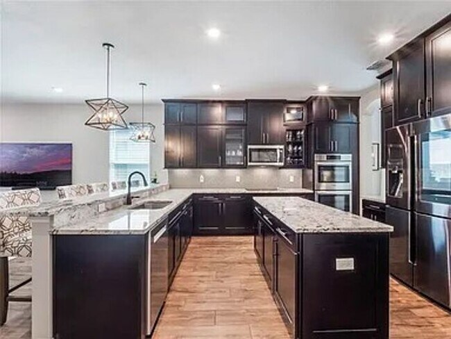Building Photo - Stunning 5 bedroom home in Longwood