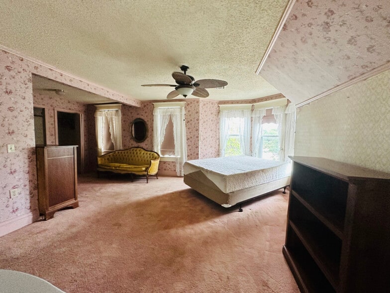 Building Photo - 615 NW Arlington Ave