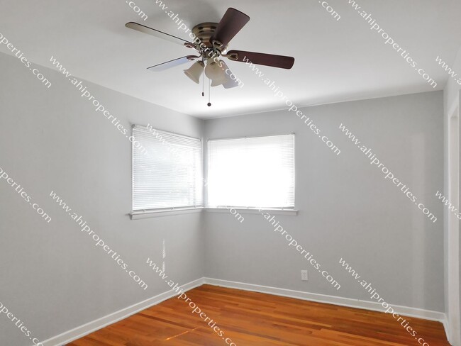 Building Photo - 3520 Royal Crest Dr