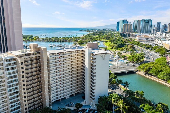 Building Photo - Waikiki condo with ocean views