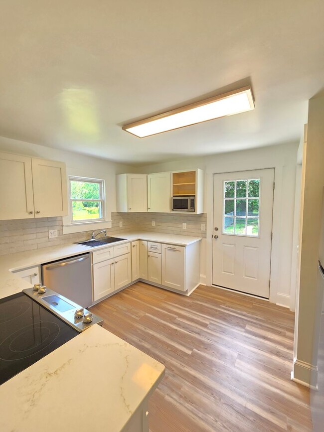 Building Photo - CAROLINA PLACE - Renovated 2 Bedroom - Gor...