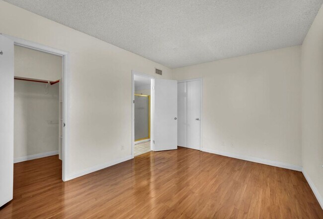 Building Photo - Very Nice 2bd/2ba Condo!! Gated Friendly Community w/ Pool!!