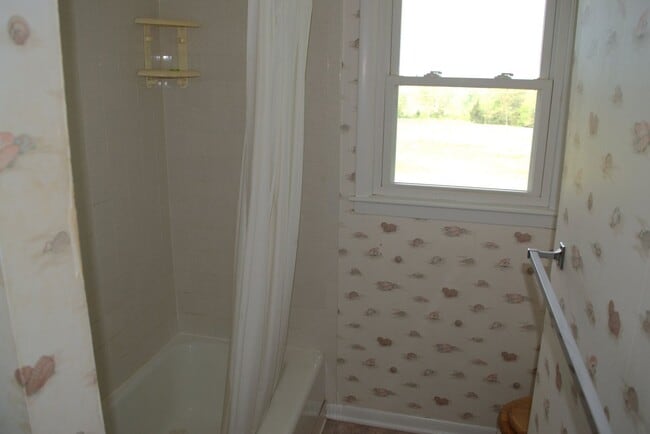 Building Photo - Nice 3 Bedroom Farm House In Fayette!