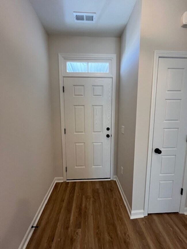 Building Photo - Discover this modern townhouse in Winnabow, NC,