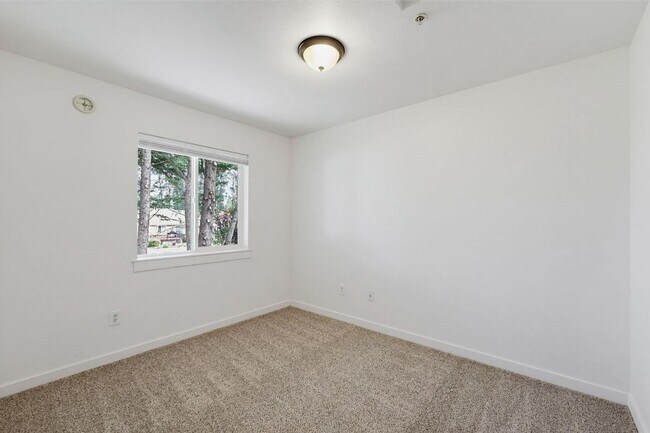 Building Photo - Spacious Puyallup Townhouse | 3-Bed Home with Main-Floor Primary Suite & Stainless Steel Appliances!
