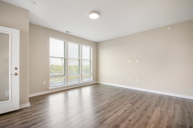 Building Photo - One Bedroom Luxury Apartment (Elevator Bui...