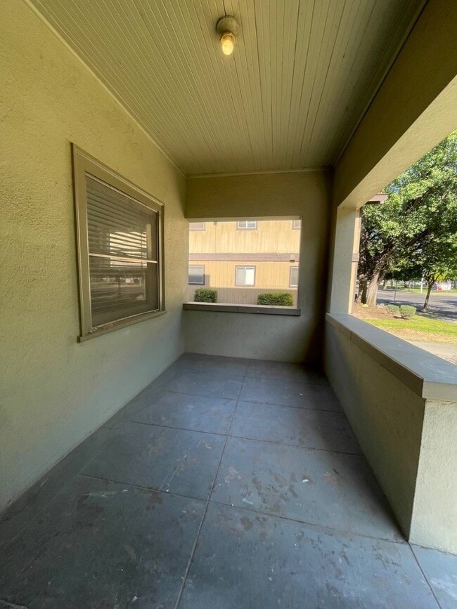 Building Photo - 835 E Weldon Ave