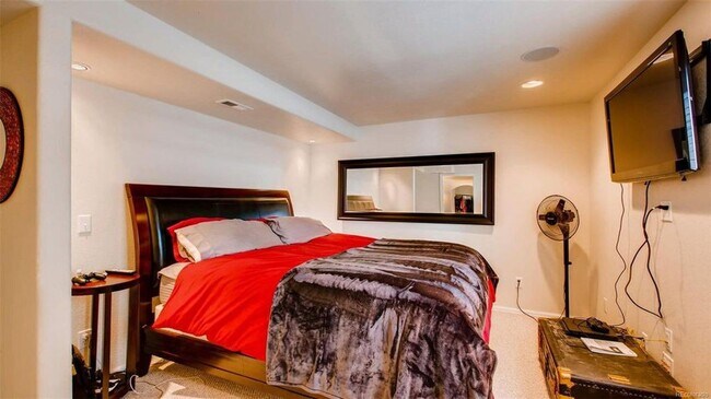 Building Photo - Charming Open Floor Plan Home