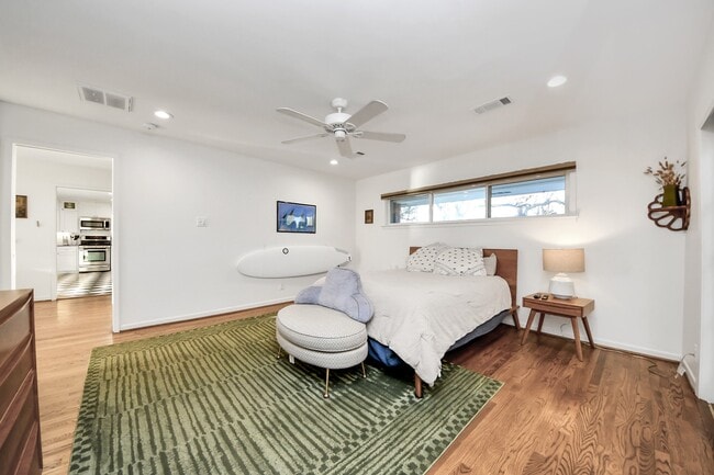 Building Photo - 411 Venice St