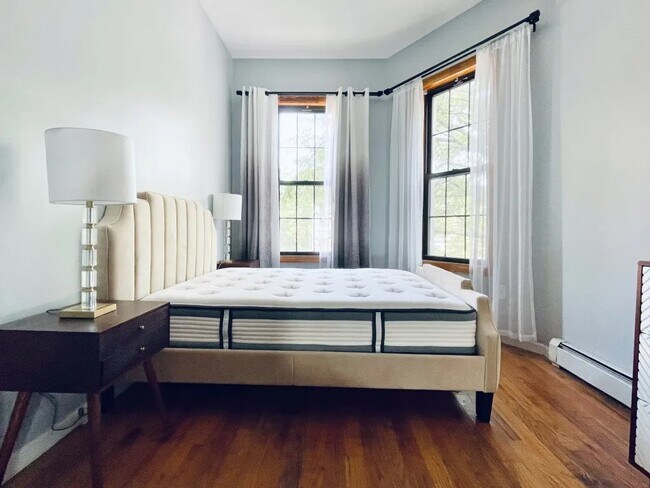 Building Photo - Furnished room/NOT APARTMENT