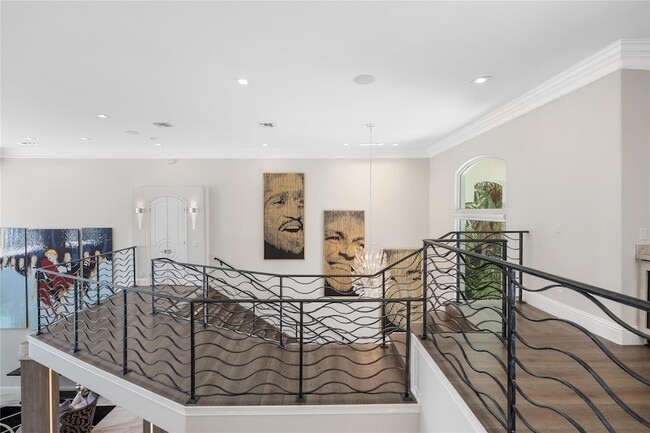 Building Photo - 2307 N Riverside Dr