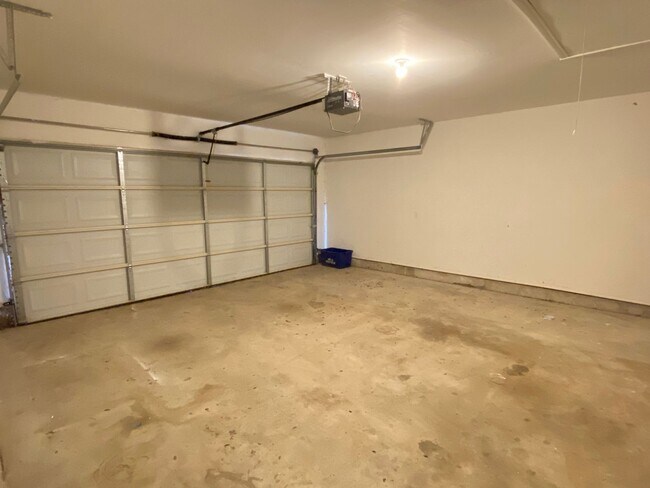 Building Photo - Split Level Yukon Duplex in Gated Communit...