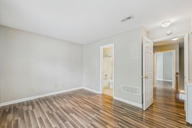 Building Photo - UNCG Area – Chancellors Court Townhomes. W...