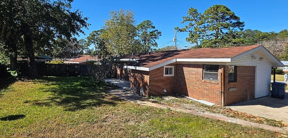 Building Photo - 2706 Canary Dr