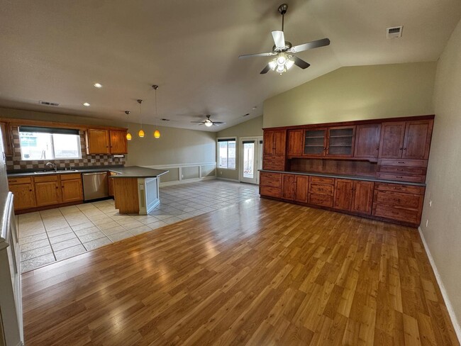 Building Photo - 8608 Quail Creek Ct NE