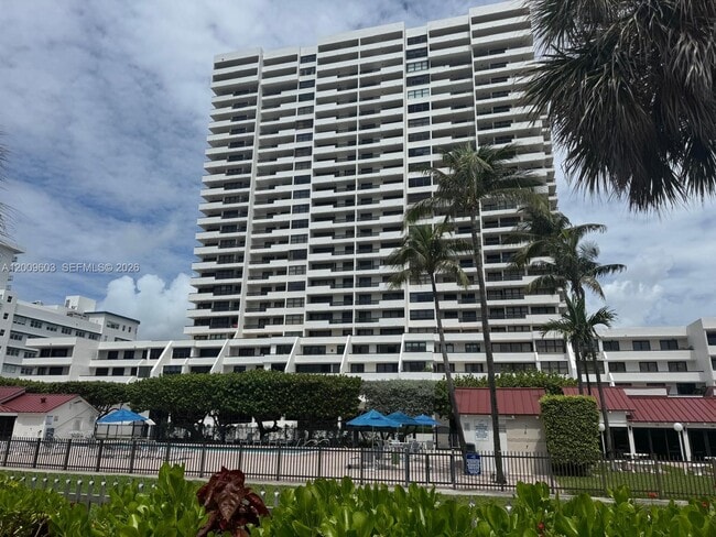 Building Photo - 2555 Collins Ave