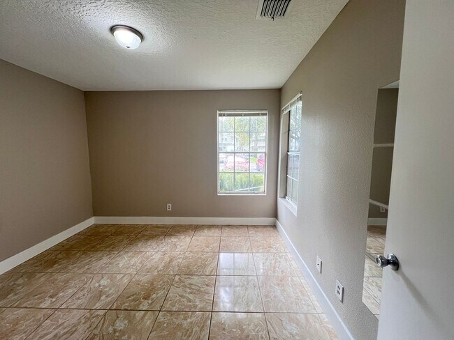 Building Photo - Great 1/1 condo in gated community!