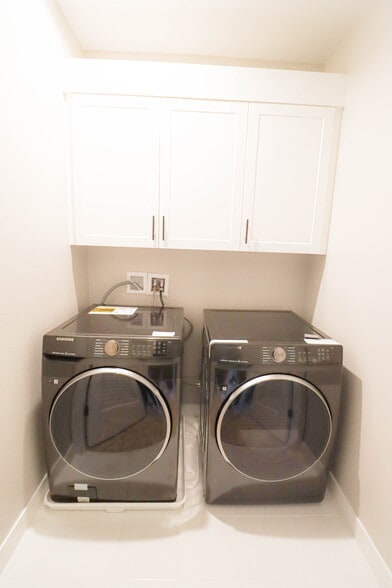 Building Photo - 2049 W Rosecrans Ave