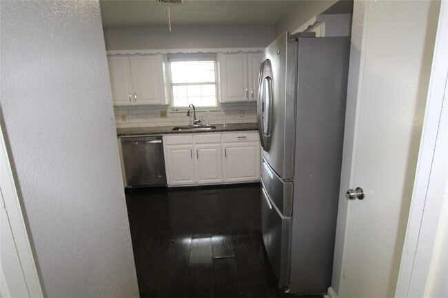 Building Photo - 409 Riverbend St