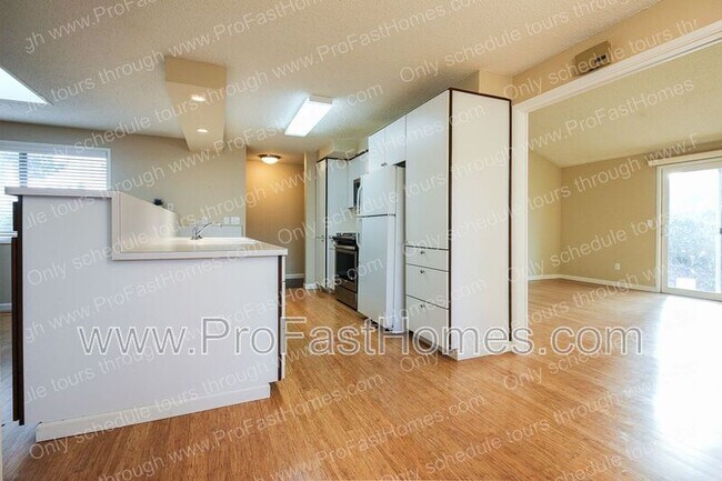 Building Photo - 14210 SW Rochester Dr