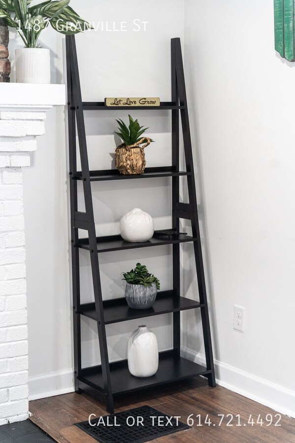 Building Photo - 1487 Granville St