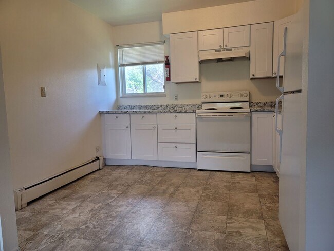 Building Photo - 2870 Montebello Dr W