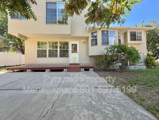 Building Photo - 717 E Hundley Hvn Cir